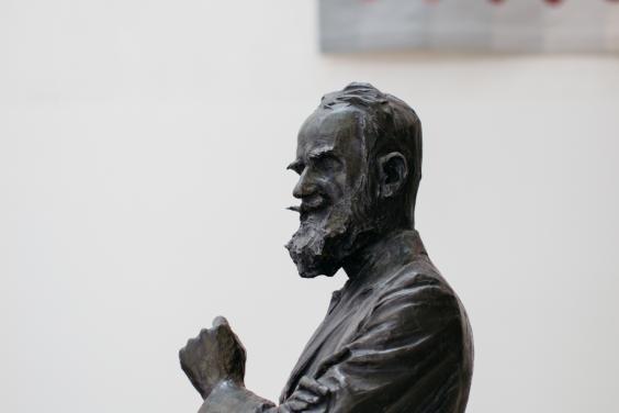 George Bernard Shaw statue in the Millennium Wing. © National Gallery of Ireland.